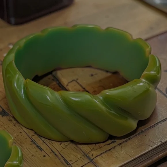 Vintage Groovy Green Bakelite Bangle Bracelet - Picture 3 of 3